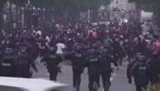 混乱🔥，实拍：大巴黎球迷与警察在香榭丽舍大街发生混战